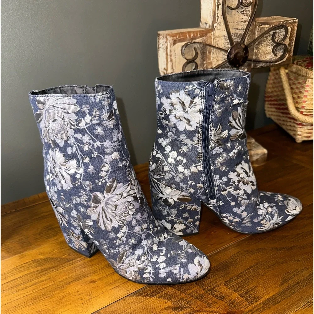 Merona ankle boots with a heel, super nice! Flashy and ready for night out 7 1/2